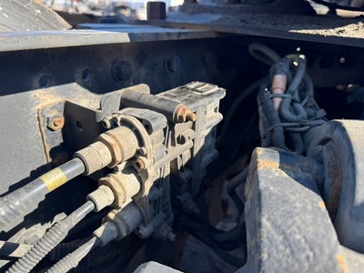 KAMAZ Кран уровня пола главный Камаз 5490 б/у (вид 1) KAMAZ Кран уровня пола главный Камаз 5490 б/у (фото, вид 1)