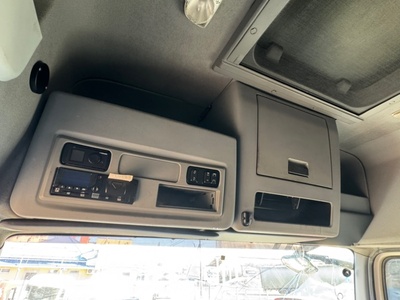 KAMAZ Верхняя полка хранения (бардачок) в сборе Камаз 5490 б/у (вид 1) KAMAZ Верхняя полка хранения (бардачок) в сборе Камаз 5490 б/у (фото, вид 1)