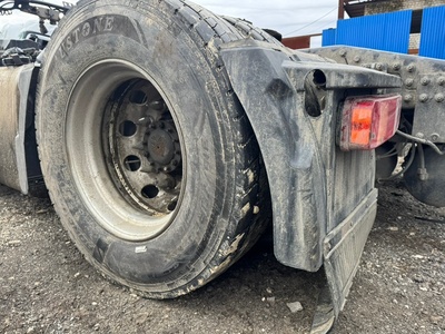 VOLVO Крыло заднее левое задняя часть VOLVO FH13 б/у (вид 1) VOLVO Крыло заднее левое задняя часть VOLVO FH13 б/у (фото, вид 1)