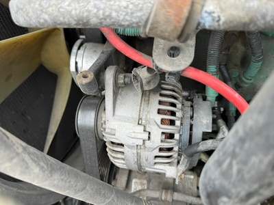 VOLVO Генератор 120А VOLVO FH13 б/у (вид 1) VOLVO Генератор 120А VOLVO FH13 б/у (фото, вид 1)