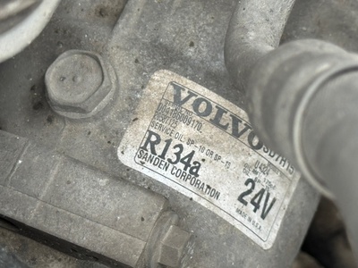 VOLVO Компрессор кондиционера VOLVO FH13 б/у (вид 1) VOLVO Компрессор кондиционера VOLVO FH13 б/у (фото, вид 1)