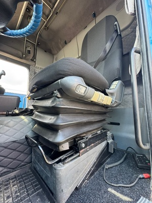 Scania Сиденье водительское пневматическое Scania 4-Series б/у (вид 6) Scania Сиденье водительское пневматическое Scania 4-Series б/у (фото, вид 6)