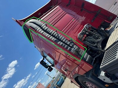 VOLVO Патрубок воздушного фильтра Volvo FH13 б/у (вид 1) VOLVO Патрубок воздушного фильтра Volvo FH13 б/у (фото, вид 1)