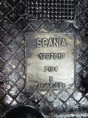 Scania Клапанная крышка Scania б/у (вид 4) Scania Клапанная крышка Scania б/у (фото, вид 4)