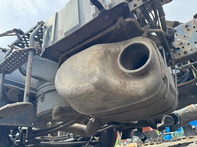 Iveco Глушитель в сборе с аккумуляторным ящиком Iveco Stralis б/у (вид 4) Iveco Глушитель в сборе с аккумуляторным ящиком Iveco Stralis б/у (фото, вид 4)