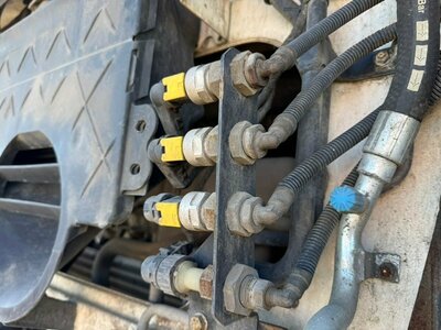 KAMAZ Датчики давления в сборе Камаз 5490 б/у (вид 3) KAMAZ Датчики давления в сборе Камаз 5490 б/у (фото, вид 3)