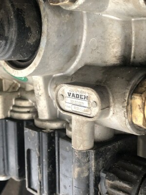 VOLVO Осушитель воздуха Volvo FH13 б/у (вид 4) VOLVO Осушитель воздуха Volvo FH13 б/у (фото, вид 4)