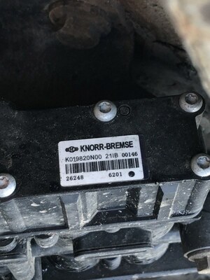 VOLVO Кран уровня пола главный Volvo FH13 б/у (вид 3) VOLVO Кран уровня пола главный Volvo FH13 б/у (фото, вид 3)
