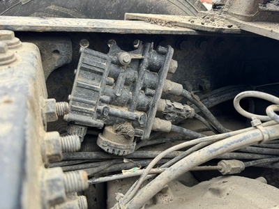 VOLVO Кран уровня пола главный VOLVO FH13 б/у VOLVO Кран уровня пола главный VOLVO FH13 б/у (фото)