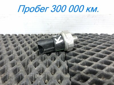KAMAZ Датчик давления компрессора кондиционера Камаз К5 54901 б/у KAMAZ Датчик давления компрессора кондиционера Камаз К5 54901 б/у (фото)